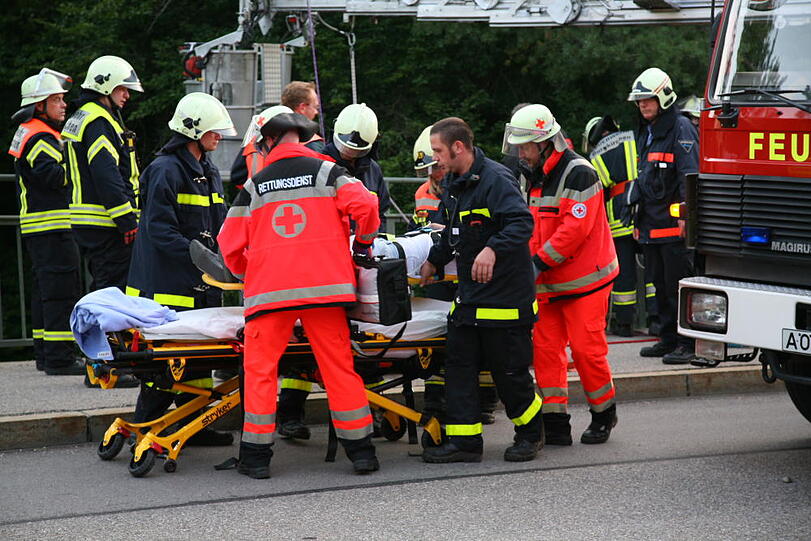 Furchtbarer Unfall im Landkreis Altötting: Ein PKW fliegt von einer Brücke herunter und knallt auf das Gleisbett. Drei junge Menschen kommen schwer verletzt in die Klinik.
