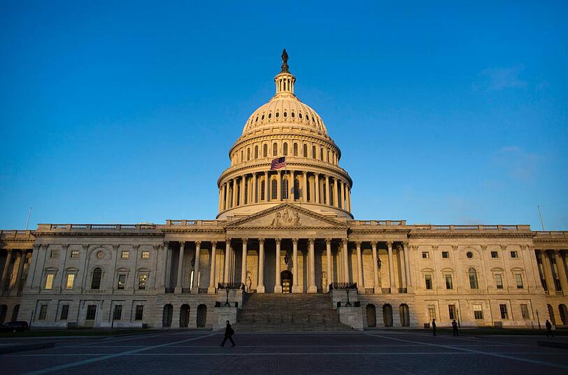 Das Kapitol in Washington im Abendlicht. Wenn sich die Parteien im Haushaltsstreit nicht einigen, geht hier ganz das Licht aus.