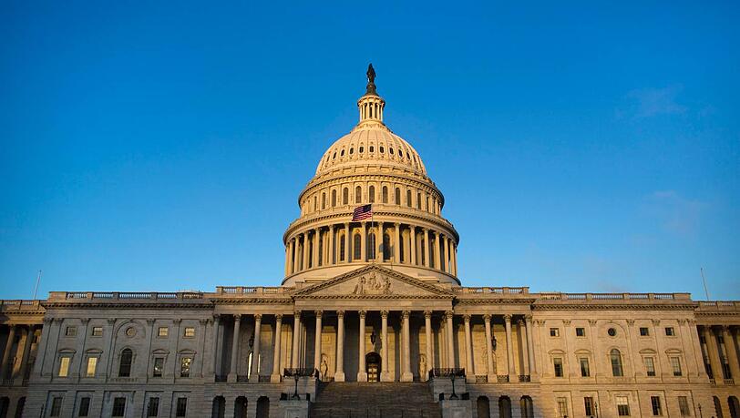 Das Kapitol in Washington im Abendlicht. Wenn sich die Parteien im Haushaltsstreit nicht einigen, geht hier ganz das Licht aus. Das Kapitol in Washington im Abendlicht. Wenn sich die Parteien im Haushaltsstreit nicht einigen, geht hier ganz das Licht aus.