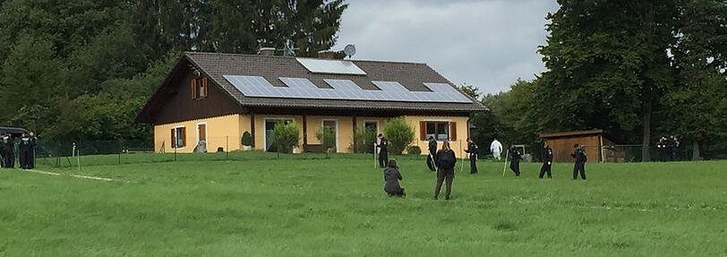 Die Ermittler am Tatort: In diesem Haus in Meiling wurde das Ehepaar Opfer des Raubüberfalls.