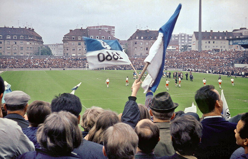 September 1965: Die Sechziger spielen im Grünwalder Stadion gegen den Vfb Stuttgart nur 0:0. Am Ende der Saison ist 1860 deutscher Meister.