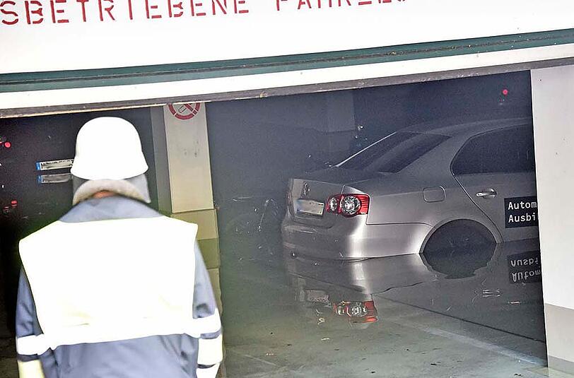 In der Nacht ist die Tiefgarage in der Charles-de-Gaulle Straße mit Wasser vollgelaufen.