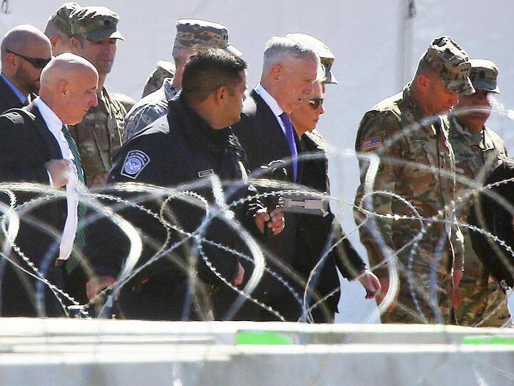 James Mattis (5.v.r), Verteidigungsminister der USA, und Kirstjen Nielsen (3.v.r), Heimatschutzministerin der USA, besuchen Base Camp Donna in Texas.