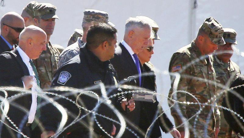 James Mattis (5.v.r), Verteidigungsminister der USA, und Kirstjen Nielsen (3.v.r), Heimatschutzministerin der USA, besuchen Base Camp Donna in Texas. James Mattis (5.v.r), Verteidigungsminister der USA, und Kirstjen Nielsen (3.v.r), Heimatschutzministerin der USA, besuchen Base Camp Donna in Texas.