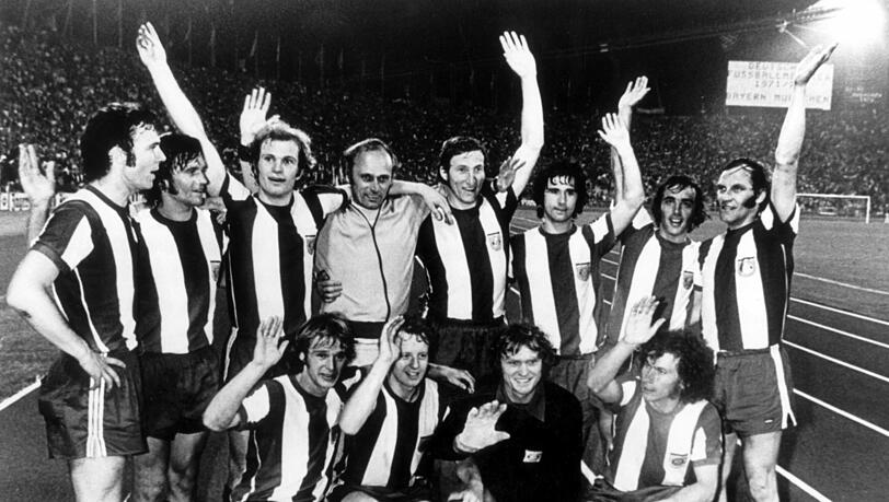 Meisterfoto 1972: Stehend (l-r)\ Franz Beckenbauer, Wilhelm Hoffmann, Uli Hoeneß, Trainer Udo Lattek, Georg Schwarzenbeck, Gerd Müller, Franz Krauthausen und Franz Roth; Hockend\ Rainer Zobel, Johnny Hansen, Sepp Maier und Paul Breitner. Meisterfoto 1972: Stehend (l-r)\ Franz Beckenbauer, Wilhelm Hoffmann, Uli Hoeneß, Trainer Udo Lattek, Georg Schwarzenbeck, Gerd Müller, Franz Krauthausen und Franz Roth; Hockend\ Rainer Zobel, Johnny Hansen, Sepp Maier und Paul Breitner.