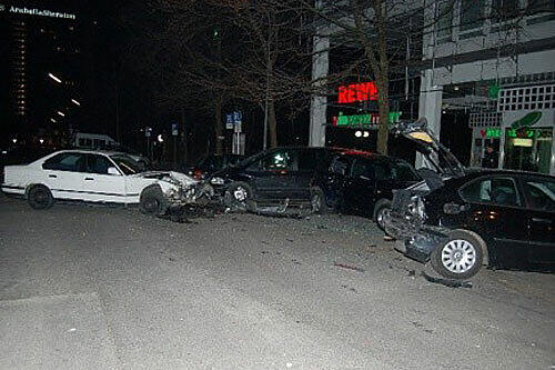 Spur der Verwüstung: Der weiße BMW des Schülers rammte mehrere Autos am Rosenkavalierplatz.