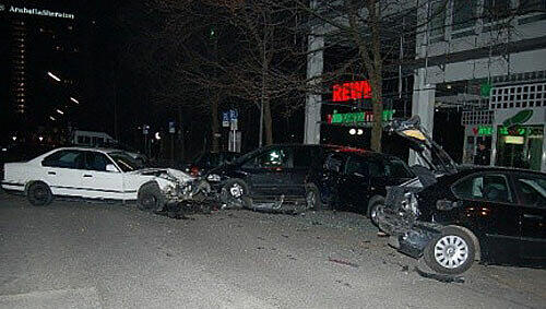Spur der Verwüstung: Der weiße BMW des Schülers rammte mehrere Autos am Rosenkavalierplatz. Spur der Verwüstung: Der weiße BMW des Schülers rammte mehrere Autos am Rosenkavalierplatz.
