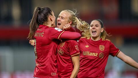 Fix-Punkt mit Treffer-Garantie bei den Bayern-Frauen: Pernille Harder (MItte) wird von ihren Teamkolleginnen Jovana Damnjanovic (l.) und Sarah Zadrazil gefeiert.