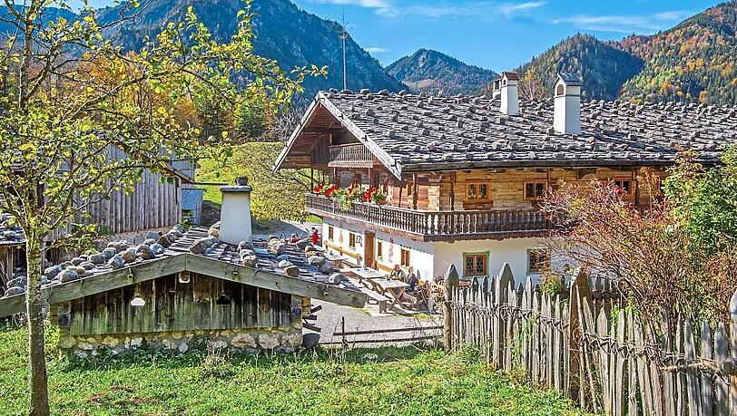 Das Markus-Wasmeier-Bauernhofmuseum liegt direkt am gesperrten Bahnübergang.