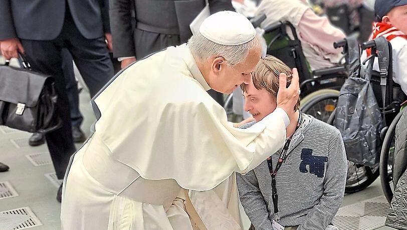 Der Heilige Vater, Papst Leo XIV., kniet spontan neben Emmanuel Röckl nieder und drückt ihn für Sekunden an sich.