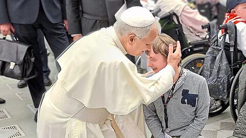 Der Heilige Vater, Papst Leo XIV., kniet spontan neben Emmanuel Röckl nieder und drückt ihn für Sekunden an sich.