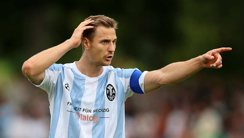 Hier geht’s lang: Löwen-Rückehrer Dressel führte die Blauen schon am vergangenen Samstag beim 2:2 in Schweinfurt als Spielführer auf den Rasen und beschreibt die Sechzger "wie eine Heimat". Hier geht’s lang: Löwen-Rückehrer Dressel führte die Blauen schon am vergangenen Samstag beim 2:2 in Schweinfurt als Spielführer auf den Rasen und beschreibt die Sechzger "wie eine Heimat".