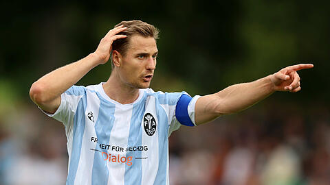 Hier geht&rsquo;s lang: L&ouml;wen-R&uuml;ckehrer Dressel f&uuml;hrte die Blauen schon am vergangenen Samstag beim 2:2 in Schweinfurt als Spielf&uuml;hrer auf den Rasen und beschreibt die Sechzger "wie eine Heimat".