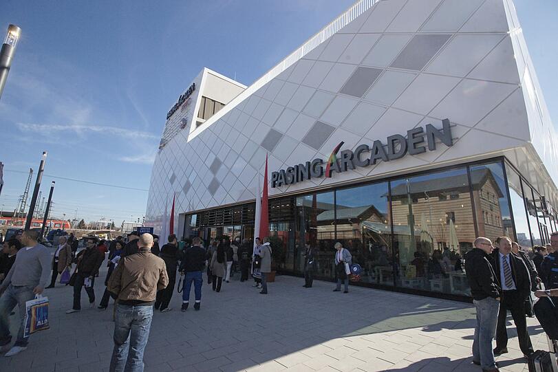 Tag eins: Bei Sonnenschein strömen nach der Eröffnung Tausende in das neue Einkaufszentrum.