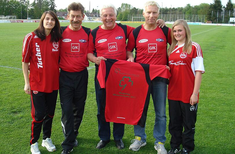 Initiator Bernhard Nuß von &bdquo;Never walk alone&ldquo; (2. v. li.) freut sich über die ehemaligen Club-Spieler Dieter Nüssing (M.) und Helmut Rahner, die in rot-schwarz beim Metropol-Marathon in Fürth starten.