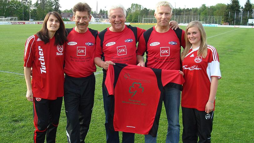 Initiator Bernhard Nuß von „Never walk alone“ (2. v. li.) freut sich über die ehemaligen Club-Spieler Dieter Nüssing (M.) und Helmut Rahner, die in rot-schwarz beim Metropol-Marathon in Fürth starten. Initiator Bernhard Nuß von „Never walk alone“ (2. v. li.) freut sich über die ehemaligen Club-Spieler Dieter Nüssing (M.) und Helmut Rahner, die in rot-schwarz beim Metropol-Marathon in Fürth starten.