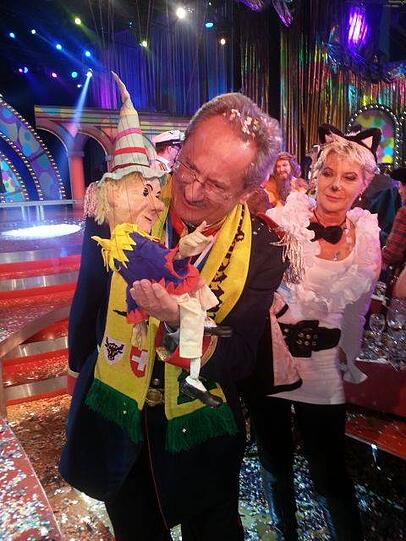 Der königlich bayerische Offizier Christian Ude mit dem Kasperl der Augsburger Puppenkiste beim BR-Fasching in Memmingen  "Schwaben weissblau, hurra und helau!"