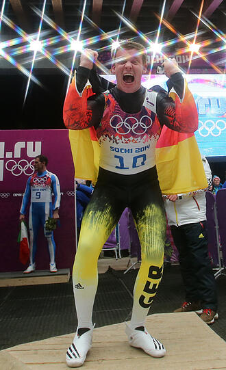 Der alte und neue Olympiasieger jubelt für die Kameras.