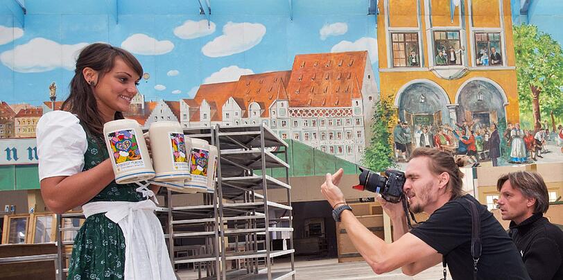 Begehrtes Fotomotiv: der neue Wiesn-Krug.