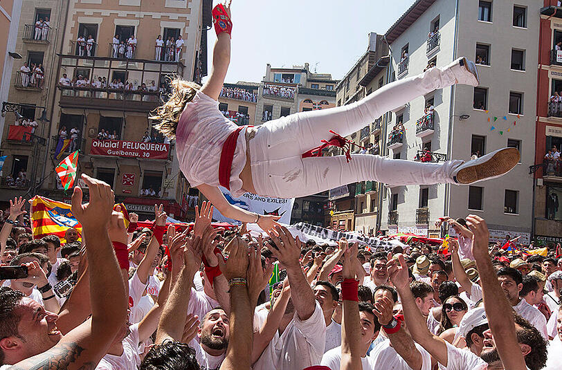 Fans und Demonstranten auf dem Sanfermines-Festival 2015 in Pamplona.