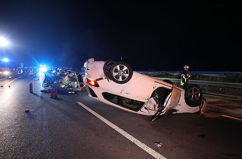 Trümmerfeld auf der A3: Am späten Mittwochabend waren hier mehrere Fahrzeuge an drei Unfällen beteiligt. Die Bilder aus Erlangen.