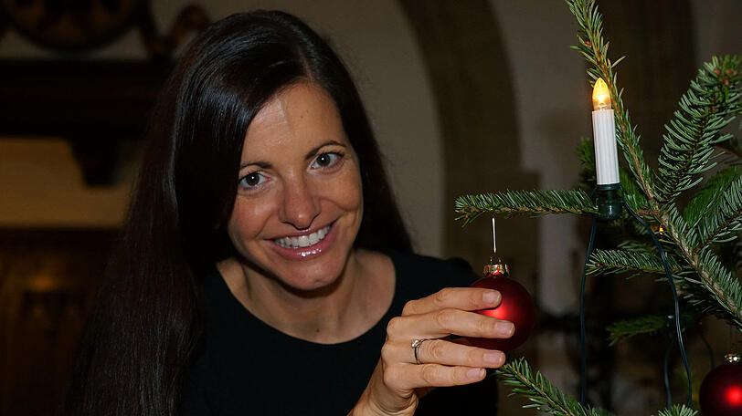 Kristina Frank (35), CSU-Stadträtin: "Es ist kein Geschenk im engeren Sinn, aber Weihnachten 2012 war sicherlich mein bislang schönstes. Da hat mir mein Mann Felix einen Heiratantrag gemacht. Wir waren in New York. Eigentlich sollte es auf der Eislaufbahn im Rockefeller Center passieren, hat mir Felix später gestanden. Aber da sind dann direkt vor unseren Augen schon fünf andere Männer vor ihren Frauen auf die Knie gegangen. Mein Mann ist merklich nervös geworden. Er hat den Antrag dann aber wenig später im stockfinsteren Central Park nachgeholt. An Heiligabend sind wir dann wieder gelandet. Wir sind gleich zu unseren Eltern gefahren. Die wohnen beide in Obermenzing, nur etwa 500 Meter voneinander getrennt. Es war toll, mit so einer Botschaft zurückzukommen. Natürlich sind auch ein paar Freudentränchen geflossen."