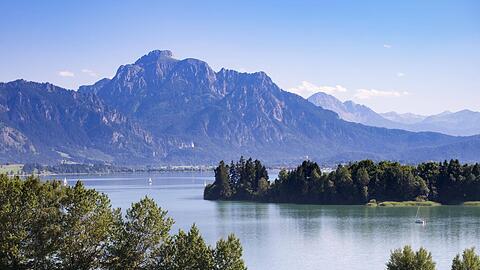 Im Ammergebirge südöstlich der Großen Klammspitze stürzt eine Münchnerin  70 Meter in den Tod. (Symbolfoto)