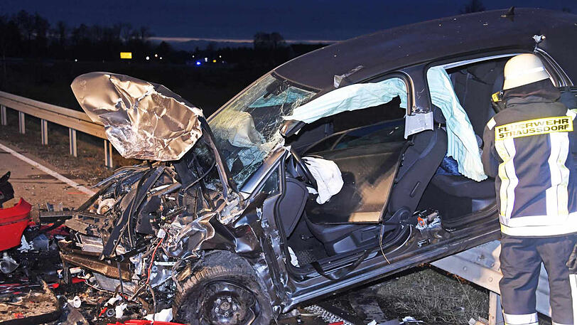 Bilder vom Unfallort in Grafing: Beide Autos wurden bei dem Zusammenstoß komplett zerstört.
