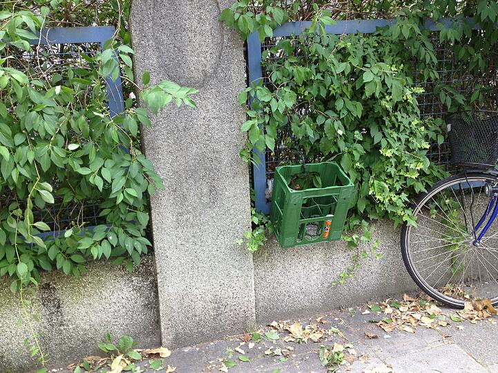 Eine Getränkedose steht schon drin. Die Idee scheint sich also in der Praxis zu bewähren.