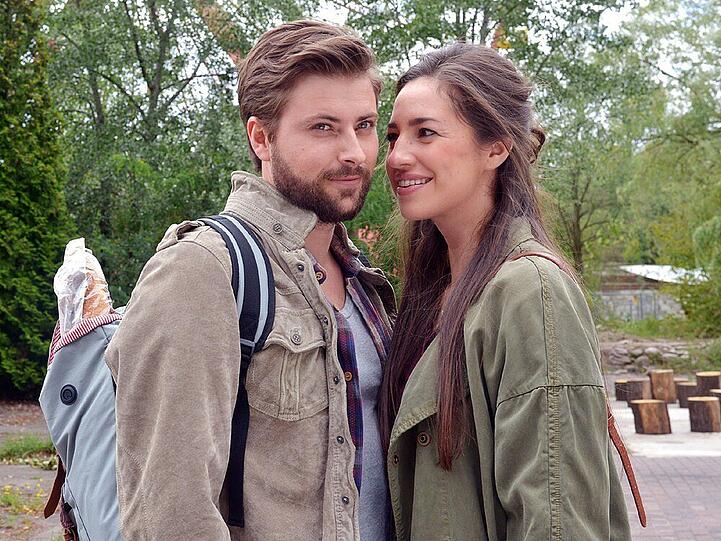 "GZSZ": Ein romantischer Ausflug an einen See schweißt John und Elena noch enger zusammen.