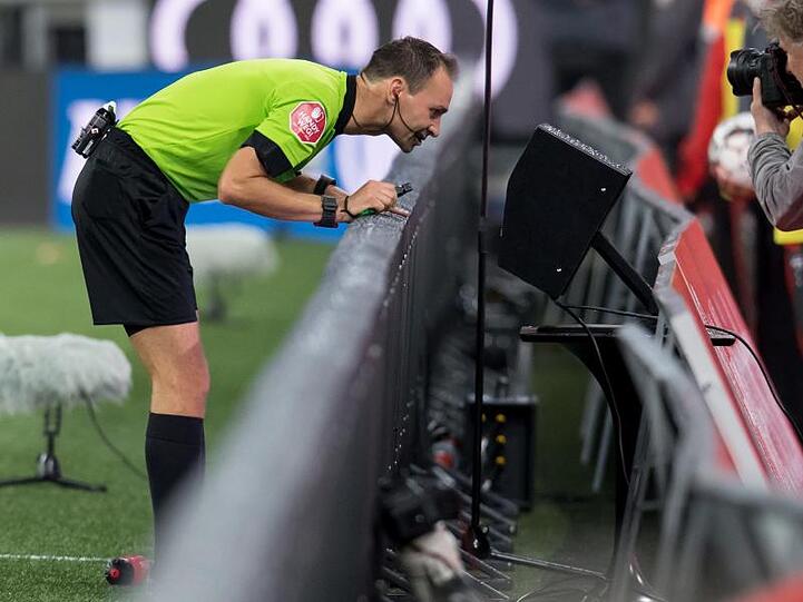 Die Clubs der 2. Bundesliga entscheiden auf einer Sitzung, ob der Videobeweis zur neuen Saison eingeführt werden soll.