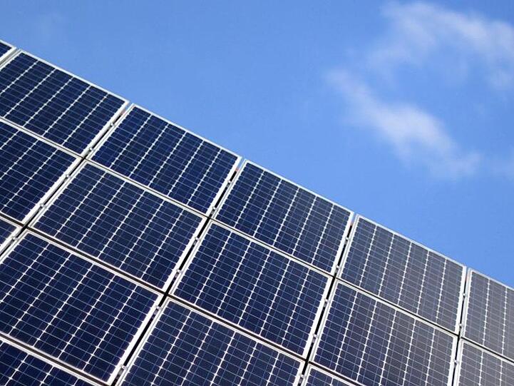 Eine Solaranlage ist vor dem blauem Himmel zu sehen. Foto: Daniel Reinhardt/dpa/Symbolbild
