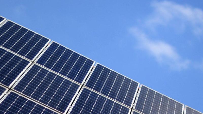 Eine Solaranlage ist vor dem blauem Himmel zu sehen. Foto: Daniel Reinhardt/dpa/Symbolbild Eine Solaranlage ist vor dem blauem Himmel zu sehen. Foto: Daniel Reinhardt/dpa/Symbolbild