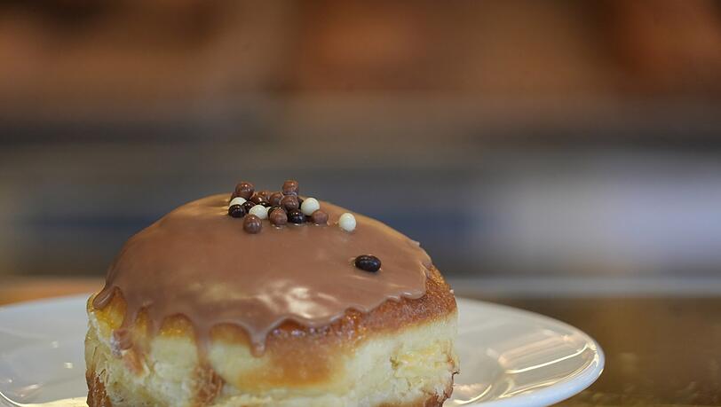 Mousse-au-chocolat-Creme macht den Krapfen zur Torte. Mousse-au-chocolat-Creme macht den Krapfen zur Torte.