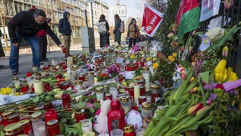 Trauernde am Anschlagsort: An der Seidlstraße starben am 13. Februar eine Mutter (37) und ihre zweijährige Tochter, als ein afghanischer Asylbewerber mit einem Mini Cooper in die hinterste Gruppe einer Gewerkschaftsdemonstration gerast ist. Mindestens 37 weitere Menschen wurden teils schwer verletzt.