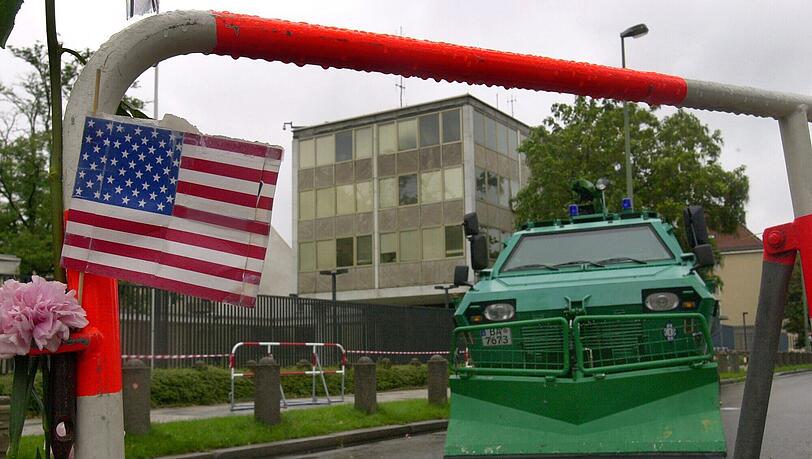 Ein gepanzertes Fahrzeug der Polizei  vor dem amerikanischen Generalkonsulat in München.  (Archiv)