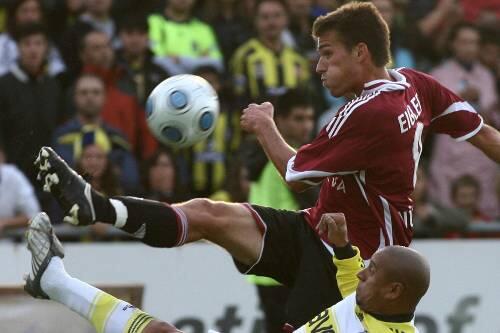 Doppelpack gegen Fenerbahce:  Christian Eigler, hier im Duell mit Roberto Carlos, ließ es gegen Istanbul krachen.