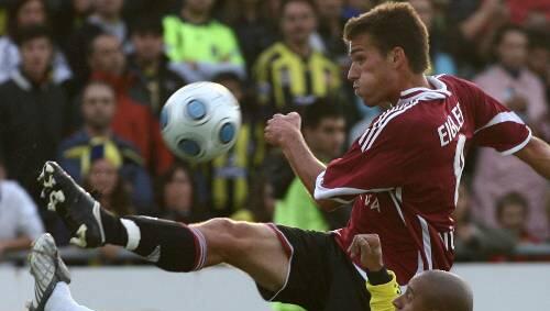 Doppelpack gegen Fenerbahce: Christian Eigler, hier im Duell mit Roberto Carlos, ließ es gegen Istanbul krachen. Doppelpack gegen Fenerbahce: Christian Eigler, hier im Duell mit Roberto Carlos, ließ es gegen Istanbul krachen.