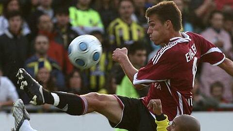 Doppelpack gegen Fenerbahce:  Christian Eigler, hier im Duell mit Roberto Carlos, ließ es gegen Istanbul krachen.