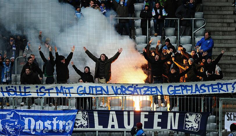 Pyros und Banner: Die Löwen-Fans protestieren gegen die DFl auf dem Spiel gegen Dresden