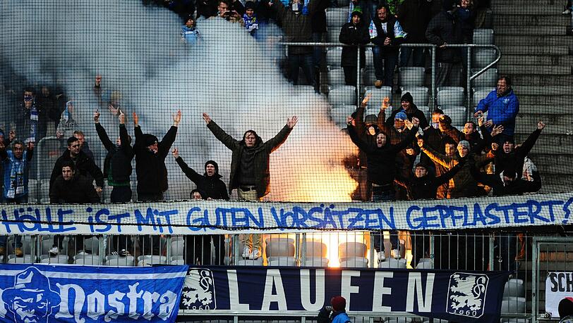 Pyros und Banner: Die Löwen-Fans protestieren gegen die DFl auf dem Spiel gegen Dresden Pyros und Banner: Die Löwen-Fans protestieren gegen die DFl auf dem Spiel gegen Dresden