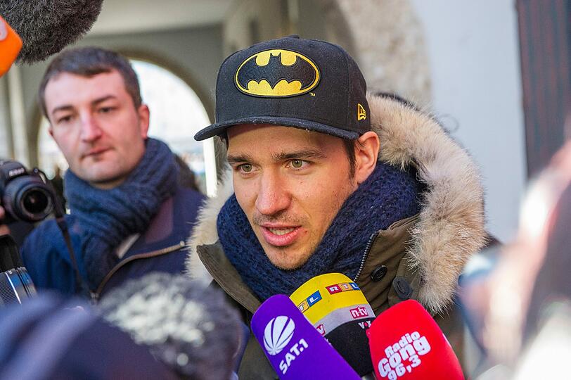 Nach seinem Auto-Unfall: Felix Neureuther verlässt die Arztpraxis von Hans-Wilhelm Müller-Wohlfahrt.