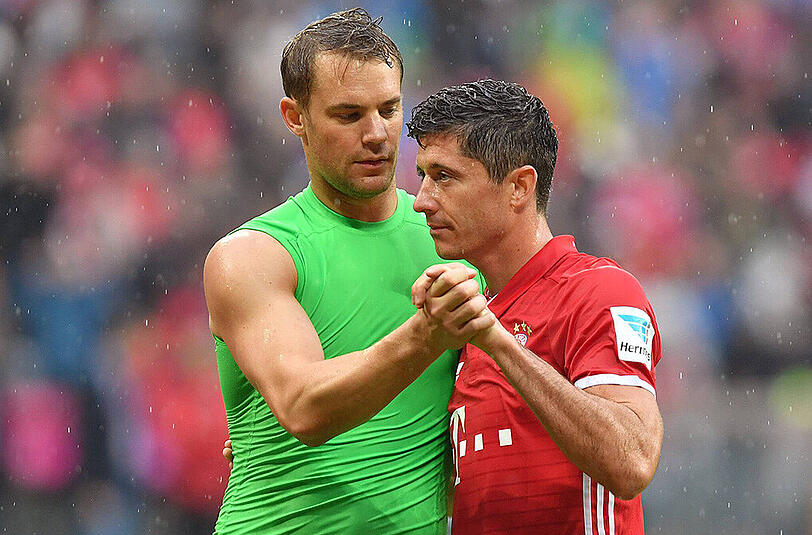 DAUERBRENNER: Manuel Neuer stand in der Hinrunde 1440 Minuten auf dem Platz und verpasste damit keine Spielminute. Ihm am nächsten kommt Robert Lewandowski mit 1374 Minuten auf der Uhr.