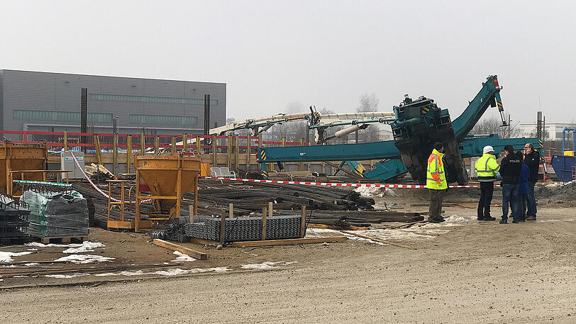 Am Donnerstagvormittag stürzte auf einer Baustelle in Freising eine Betonpumpe auf zwei Arbeiter - sie starben noch vor Ort.