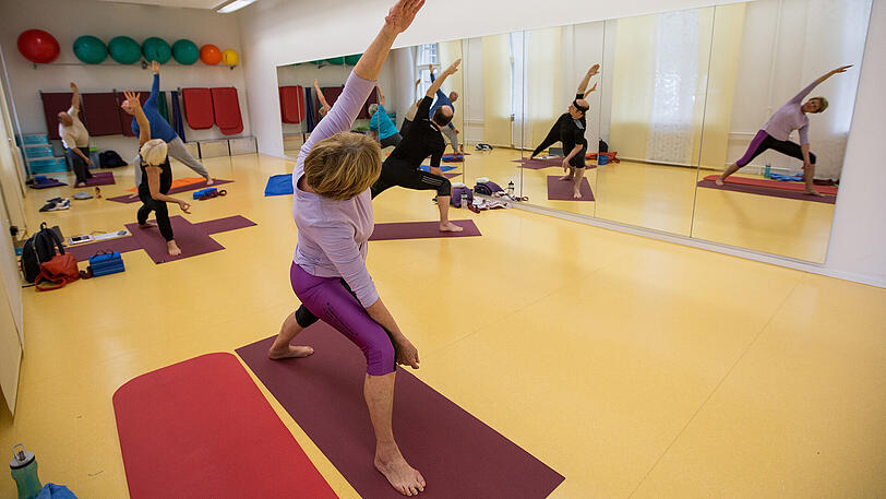 Natürlich lässt sich Yoga auch allein daheim üben, etwa mit Online-Anleitungen. Aber manchem macht es in
einer Gruppe im Studio dann doch mehr Freude.