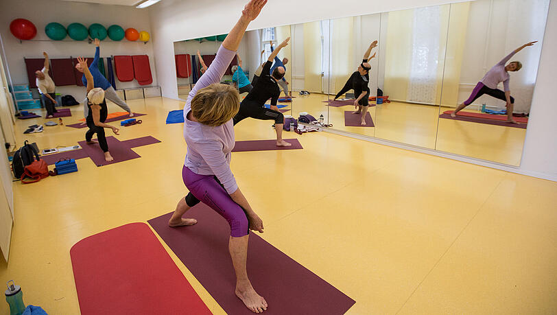 Natürlich lässt sich Yoga auch allein daheim üben, etwa mit Online-Anleitungen. Aber manchem macht es in
einer Gruppe im Studio dann doch mehr Freude. Natürlich lässt sich Yoga auch allein daheim üben, etwa mit Online-Anleitungen. Aber manchem macht es in
einer Gruppe im Studio dann doch mehr Freude.