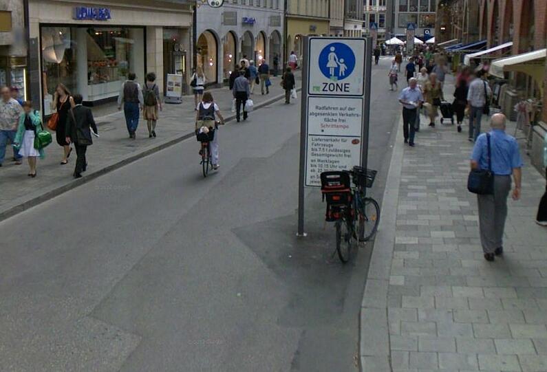 Hier dürfen die Radler noch fahren, aber am Marienplatz angekommen, müssen sie absteigen.