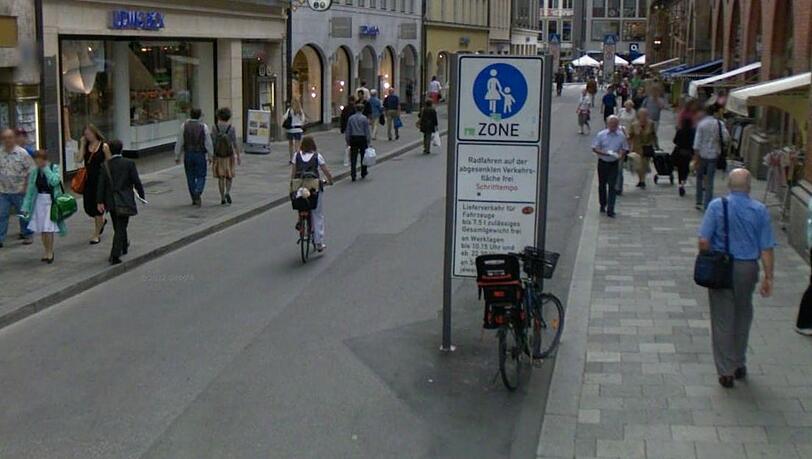 Hier dürfen die Radler noch fahren, aber am Marienplatz angekommen, müssen sie absteigen. Hier dürfen die Radler noch fahren, aber am Marienplatz angekommen, müssen sie absteigen.
