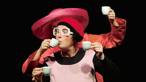 Das Stuttgarter Ensemble präsntiert Figurentheater für Erwachsene.