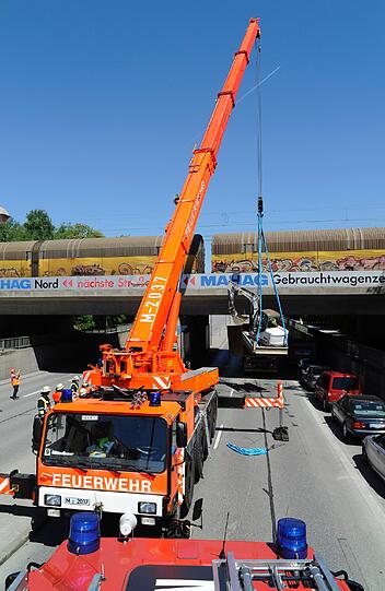 Der Lkw wird mitsamt seiner Ladung geborgen. Die Bilder...